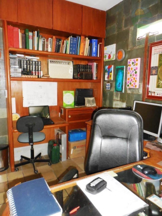 Imagem Casa com 5 Quartos à Venda, 300 m²