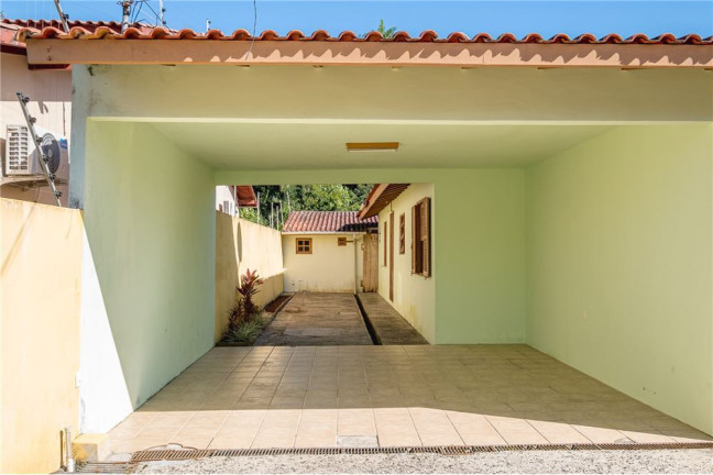 Imagem Casa com 6 Quartos à Venda,  em Córrego Grande - Florianópolis