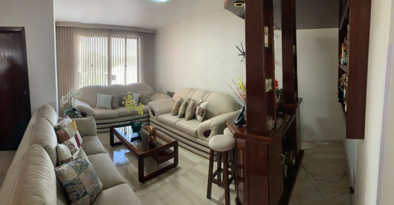 Imagem Casa com 4 Quartos à Venda,  em Uberaba - Curitiba