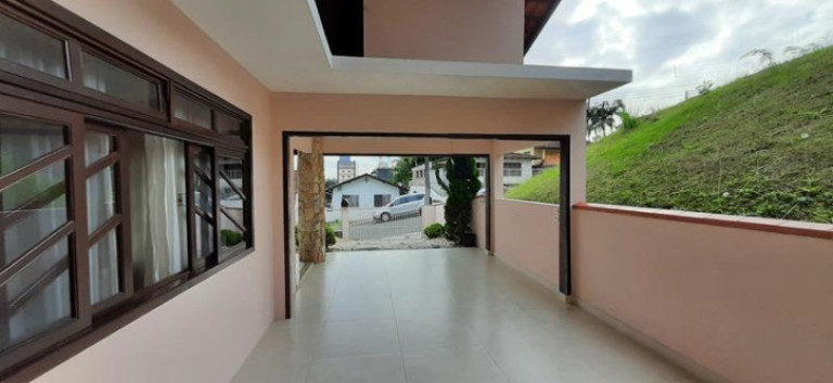 Imagem Sobrado com 4 Quartos à Venda, 269 m² em Santa Catarina - Joinville