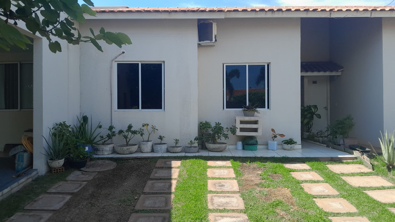 Casa com 2 Quartos à Venda,  em Petrópolis - Várzea Grande