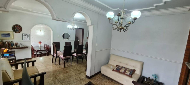 Imagem Casa com 4 Quartos à Venda, 240 m²