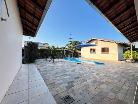 Imagem Casa com 3 Quartos à Venda, em Glória - Joinville Imagem Casa com 3 Quartos à Venda, em Glória - Joinville