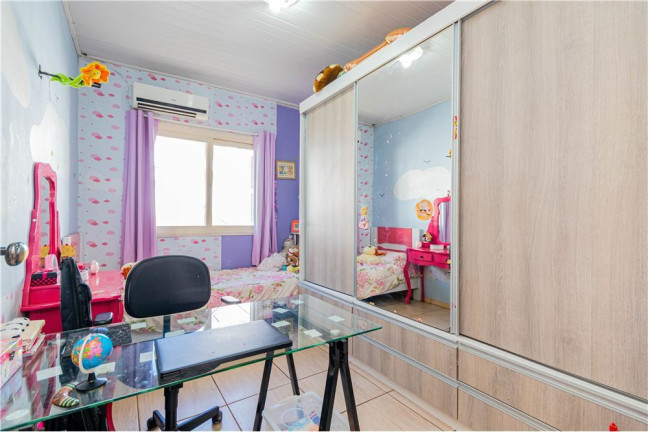 Imagem Casa com 4 Quartos à Venda, em Hípica - Porto Alegre Imagem Casa com 4 Quartos à Venda, em Hípica - Porto Alegre