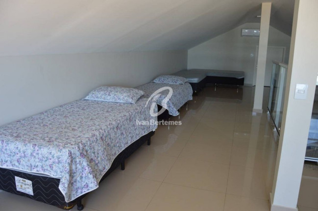 Imagem Casa com 4 Quartos para Temporada, em Canto Grande - Bombinhas Imagem Casa com 4 Quartos para Temporada, em Canto Grande - Bombinhas