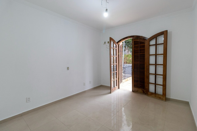 Imagem Sobrado com 3 Quartos à Venda, 240 m² em Vila Firmiano Pinto - São Paulo