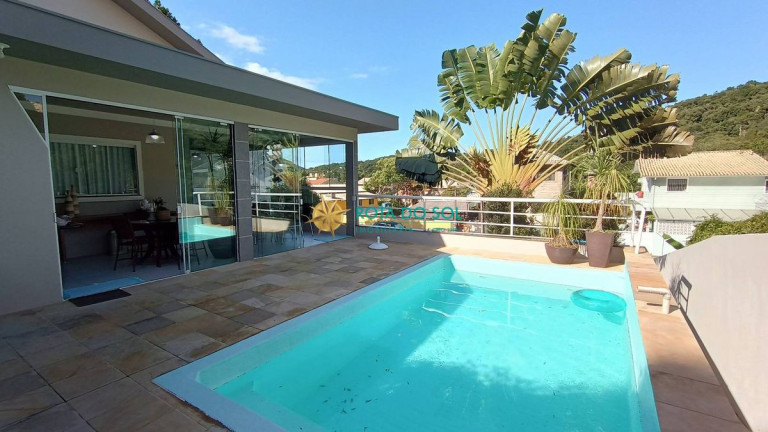 Imagem Casa com 5 Quartos à Venda, 300 m² em Centro - Bombinhas Imagem Casa com 5 Quartos à Venda, 300 m² em Centro - Bombinhas