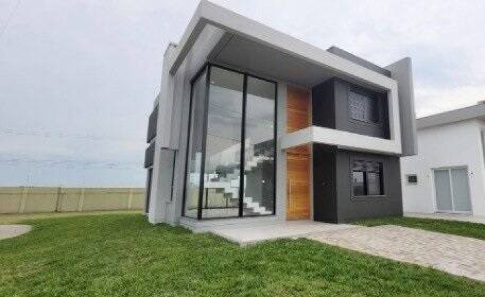Casa com 4 Quartos à Venda,  em Centro - Xangri-lá