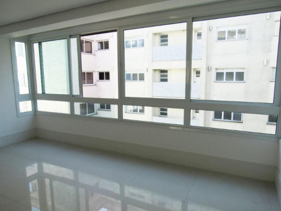 Imagem Imóvel com 3 Quartos à Venda, 395 m² em Auxiliadora - Porto Alegre Imagem Imóvel com 3 Quartos à Venda, 395 m² em Auxiliadora - Porto Alegre