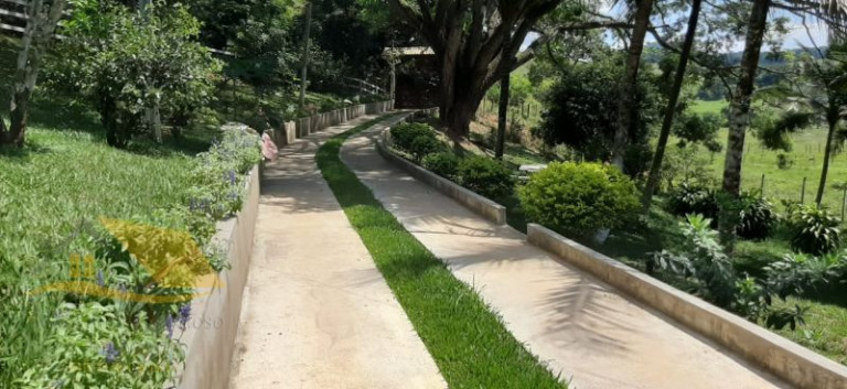 Imagem Chácara com 5 Quartos à Venda, 250 m²