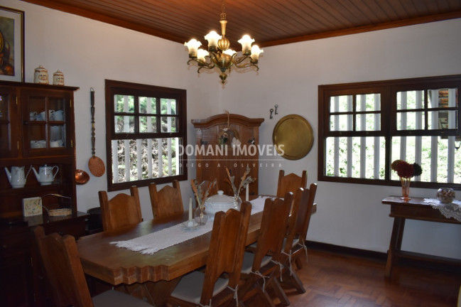 Imagem Casa com 4 Quartos à Venda, 210 m² em Região De Capivari - Campos Do Jordão