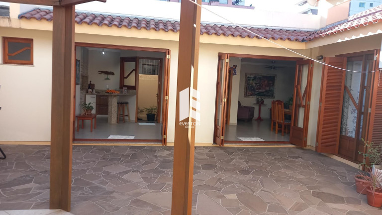 Imagem Casa com 3 Quartos à Venda, 240 m² em Nossa Senhora De Lourdes - Santa Maria Imagem Casa com 3 Quartos à Venda, 240 m² em Nossa Senhora De Lourdes - Santa Maria