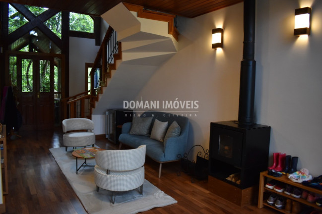 Imagem Casa com 3 Quartos à Venda, 264 m² em Região Do Alto Do Capivari - Campos Do Jordão Imagem Casa com 3 Quartos à Venda, 264 m² em Região Do Alto Do Capivari - Campos Do Jordão