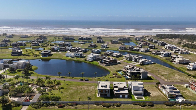 Imagem Casa de Condomínio com 4 Quartos à Venda, 250 m² em Capão Novo - Capão Da Canoa