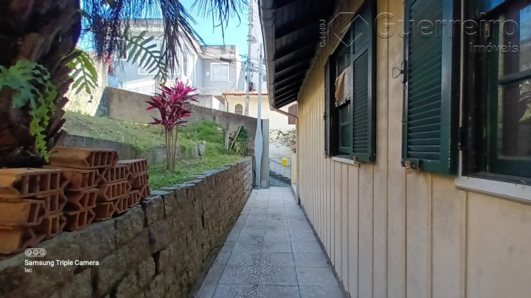 Imagem Casa com 2 Quartos à Venda, 210 m² em Agronômica - Florianópolis Imagem Casa com 2 Quartos à Venda, 210 m² em Agronômica - Florianópolis