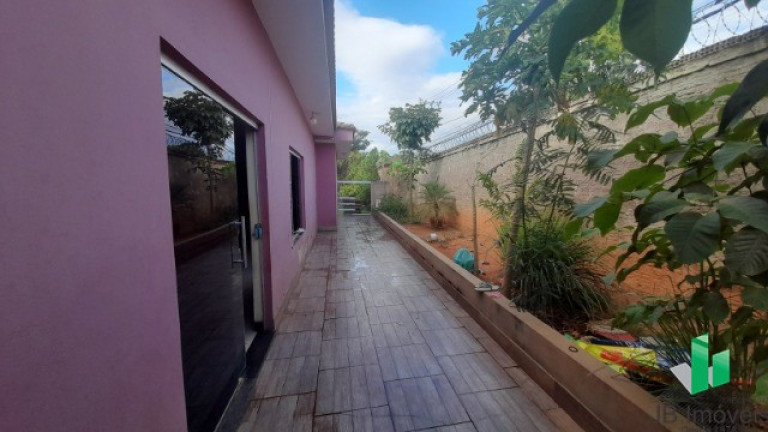 Imagem Casa com 4 Quartos à Venda, 202 m² em Santo Inácio - Montes Claros