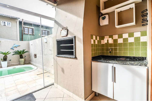 Imagem Casa com 3 Quartos à Venda, em Hípica - Porto Alegre Imagem Casa com 3 Quartos à Venda, em Hípica - Porto Alegre