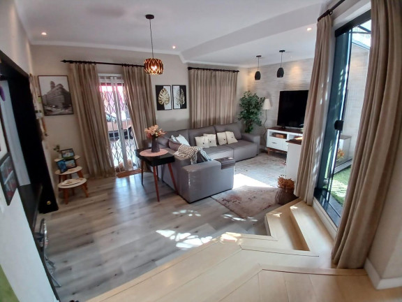 Imagem Casa com 3 Quartos à Venda, 275 m² em Capão Raso - Curitiba Imagem Casa com 3 Quartos à Venda, 275 m² em Capão Raso - Curitiba