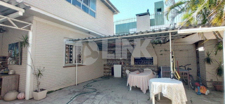 Imagem Casa com 3 Quartos à Venda, 374 m² em Jardim Lindóia - Porto Alegre