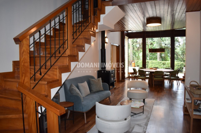 Imagem Casa com 3 Quartos à Venda, 264 m² em Região Do Alto Do Capivari - Campos Do Jordão Imagem Casa com 3 Quartos à Venda, 264 m² em Região Do Alto Do Capivari - Campos Do Jordão