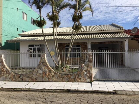 Casa com 3 Quartos para Alugar, 126 m² em Centro - Navegantes