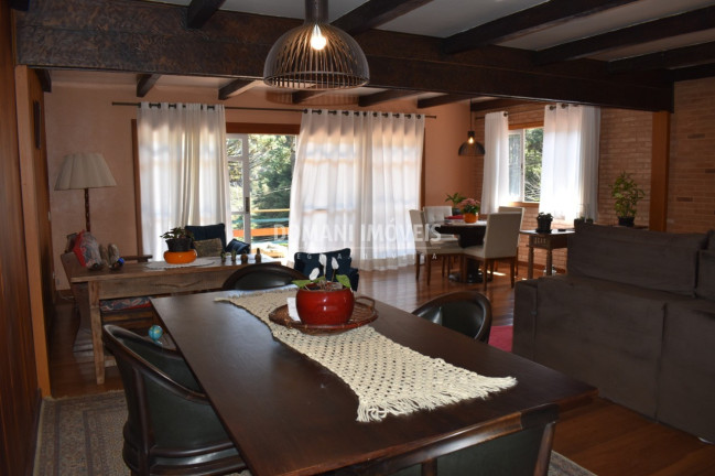 Imagem Casa com 3 Quartos à Venda, 257 m² em Região Da Vila Inglesa - Campos Do Jordão Imagem Casa com 3 Quartos à Venda, 257 m² em Região Da Vila Inglesa - Campos Do Jordão