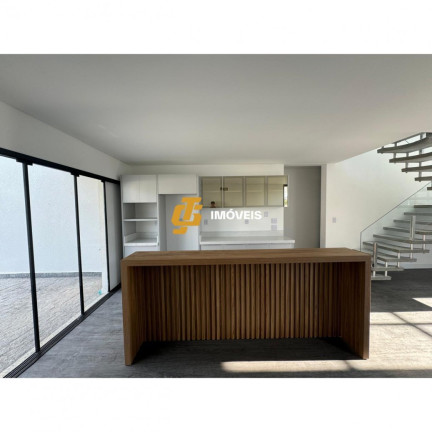 Imagem Casa com 4 Quartos à Venda, 225 m² em Caledônia - Camboriú Imagem Casa com 4 Quartos à Venda, 225 m² em Caledônia - Camboriú
