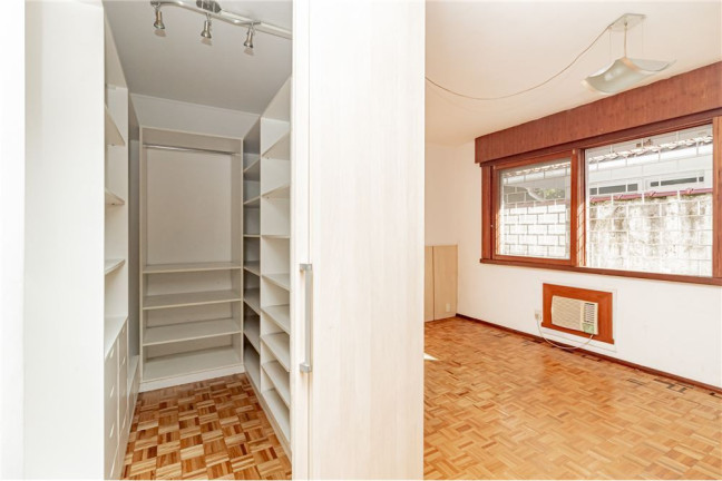 Imagem Casa com 4 Quartos à Venda, em Jardim Itu - Porto Alegre Imagem Casa com 4 Quartos à Venda, em Jardim Itu - Porto Alegre