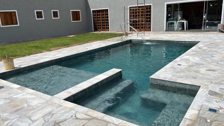 Chácara com 4 Quartos à Venda, 210 m² em Jardim Estância Brasil - Atibaia