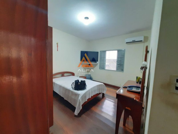 Imagem Casa com 6 Quartos à Venda, 96 m²