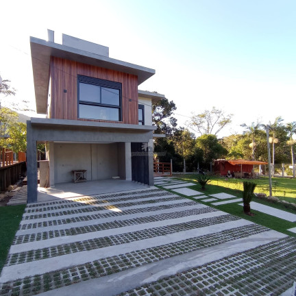 Imagem Casa com 3 Quartos à Venda, 339 m² em Praia De Taquaras - Balneário Camboriú Imagem Casa com 3 Quartos à Venda, 339 m² em Praia De Taquaras - Balneário Camboriú