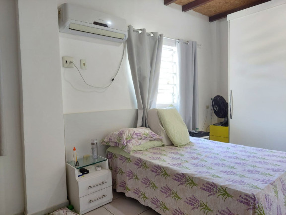 Imagem Casa com 3 Quartos à Venda, 240 m²