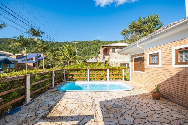 Imagem Casa de Condomínio com 3 Quartos à Venda, 160 m² em Cachoeira Do Bom Jesus - Florianópolis