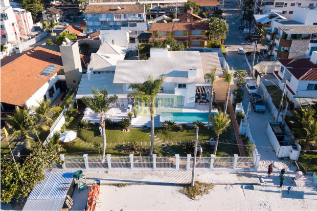Imagem Casa com 6 Quartos para Alugar ou Temporada, 805 m² em Centro - Bombinhas Imagem Casa com 6 Quartos para Alugar ou Temporada, 805 m² em Centro - Bombinhas