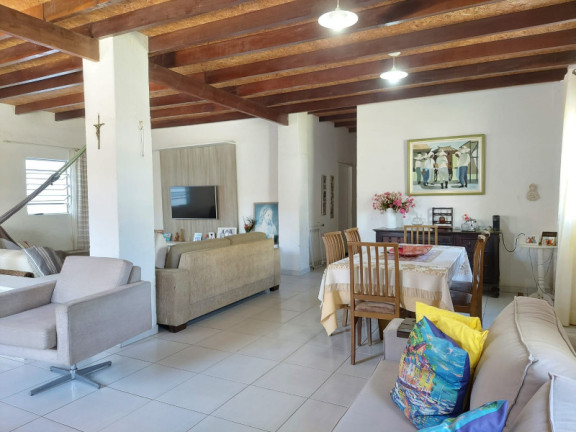 Imagem Casa com 3 Quartos à Venda, 240 m²