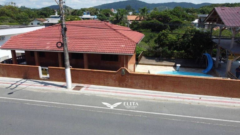 Casa com 6 Quartos à Venda,  em Itajuba - Barra Velha