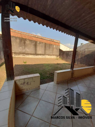 Imagem Casa com 4 Quartos à Venda, 300 m² em Segismundo Pereira - Uberlândia