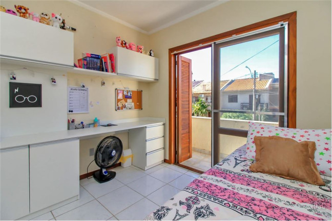 Imagem Casa com 3 Quartos à Venda, em Hípica - Porto Alegre Imagem Casa com 3 Quartos à Venda, em Hípica - Porto Alegre