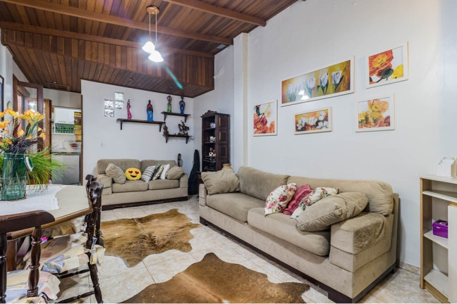 Imagem Casa com 3 Quartos à Venda, 290 m² em Jardim Europa - Porto Alegre Imagem Casa com 3 Quartos à Venda, 290 m² em Jardim Europa - Porto Alegre