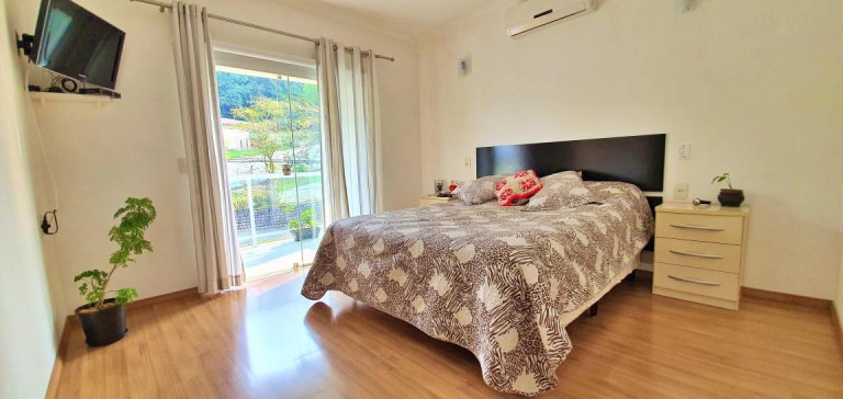 Imagem Casa com 3 Quartos à Venda, 250 m² em Anita Garibaldi - Joinville Imagem Casa com 3 Quartos à Venda, 250 m² em Anita Garibaldi - Joinville