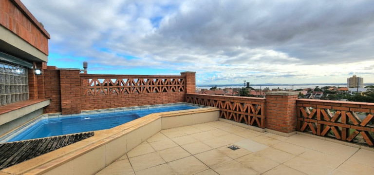 Imagem Imóvel com 3 Quartos à Venda, em Cristal - Porto Alegre Imagem Imóvel com 3 Quartos à Venda, em Cristal - Porto Alegre