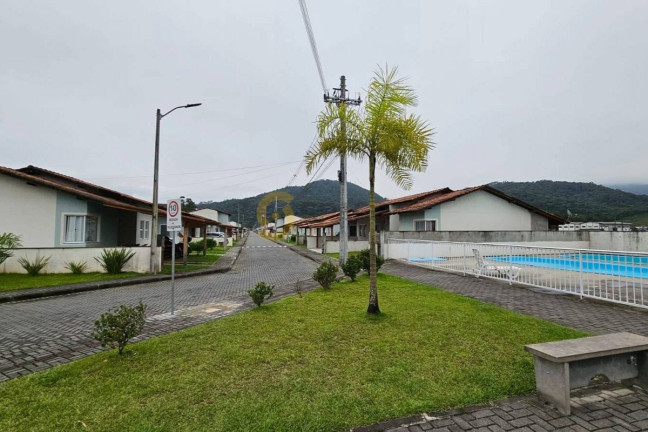 Imagem Casa com 2 Quartos para Alugar, 80 m² em Guaramirim