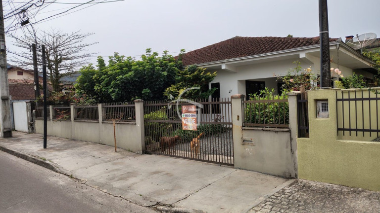Casa com 3 Quartos à Venda, 412 m² em Saguaçu - Joinville