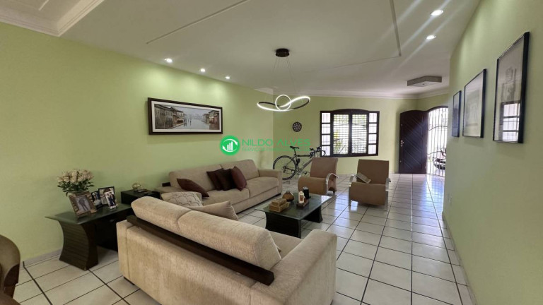 Imagem Casa com 3 Quartos à Venda, 261 m²