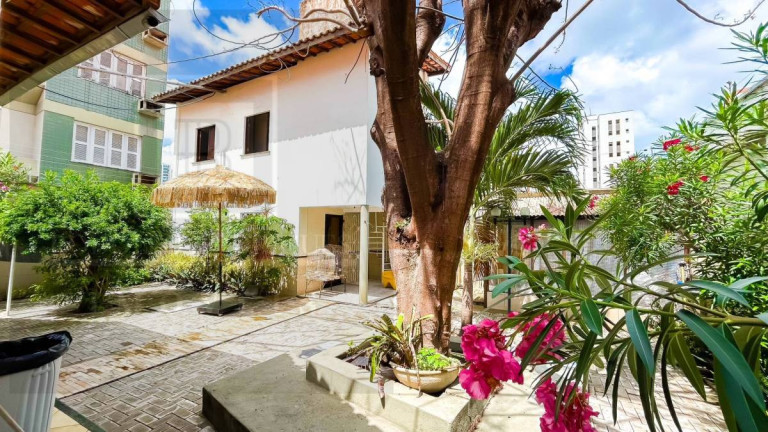 Imagem Casa com 7 Quartos à Venda, 370 m² Imagem Casa com 7 Quartos à Venda, 370 m²