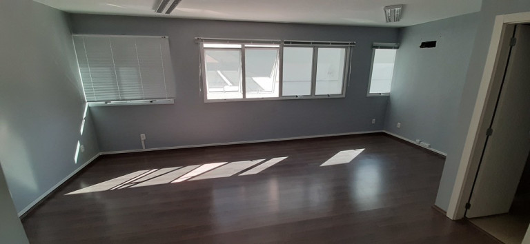 Sala Comercial à Venda, 32 m² em Menino Deus - Porto Alegre