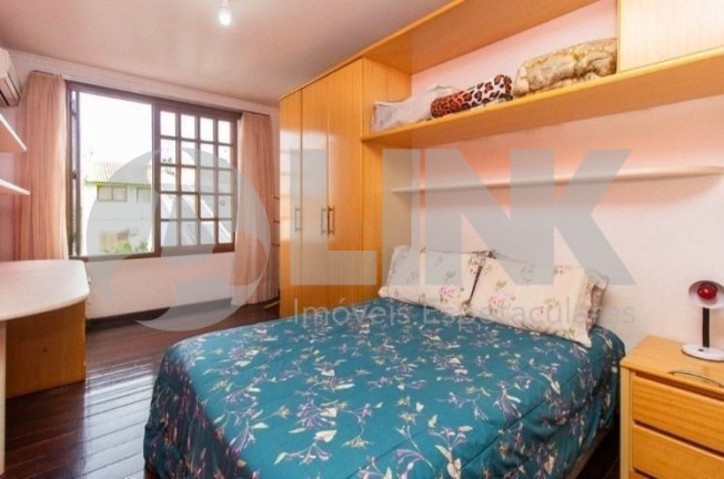 Imagem Casa com 4 Quartos à Venda, 259 m² em Jardim Itu - Porto Alegre Imagem Casa com 4 Quartos à Venda, 259 m² em Jardim Itu - Porto Alegre