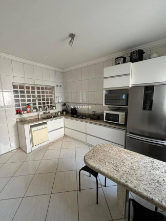 Imagem Casa com 3 Quartos à Venda, 180 m²