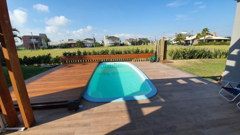 Imagem Casa com 3 Quartos à Venda, 228 m² em Atlântida Sul - Osorio