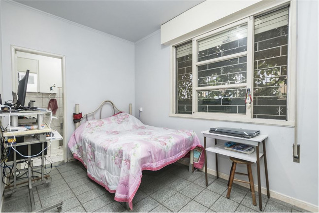 Imagem Casa com 7 Quartos à Venda, em Jardim Itu - Porto Alegre Imagem Casa com 7 Quartos à Venda, em Jardim Itu - Porto Alegre